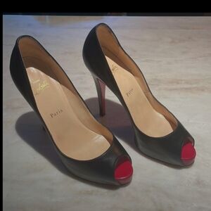 Christian Louboutin Prive peep toe pumps. Black leather. Size 40.